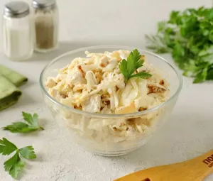 Салат с куриным филе и сыром