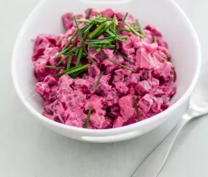 Свекольный салат с маринованными огурцами и сыром